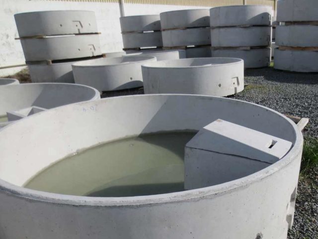 Concrete livestock trough for reliable water supply